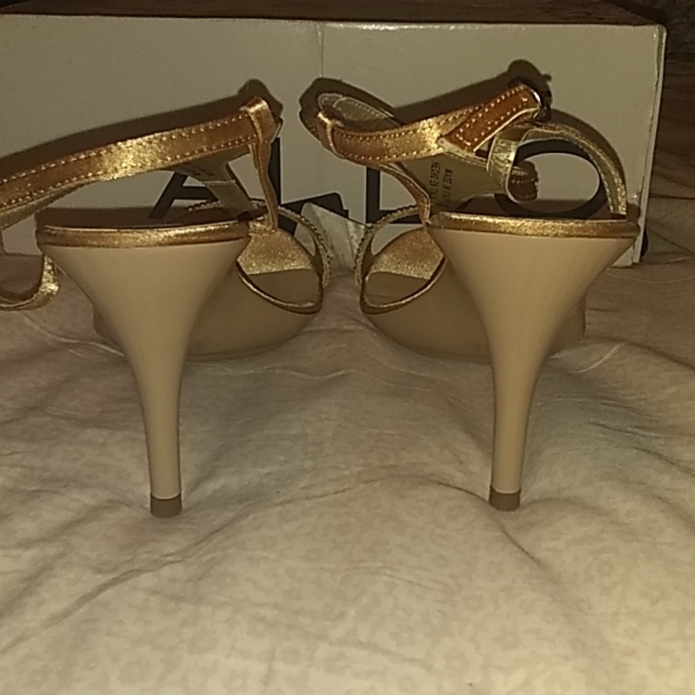 Heels. Strap. - Picture 4 of 6